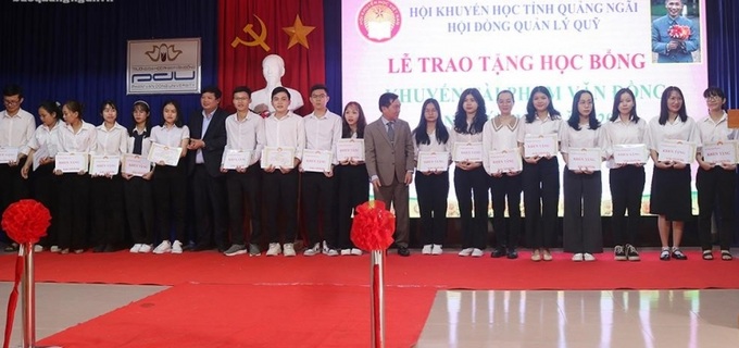 Trao Học bổng Khuyến tài Phạm Văn Đồng cho sinh viên xuất sắc 3 năm liên tục. Ảnh baoquangngai.vn