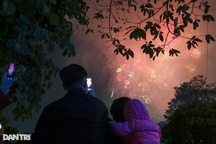 Ngắm pháo hoa đêm 30 Tết - phút giao thừa lặng lẽ của Hà Nội