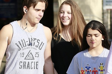 Con trai "vua nhạc Pop" đưa bạn gái về ra mắt gia đình 