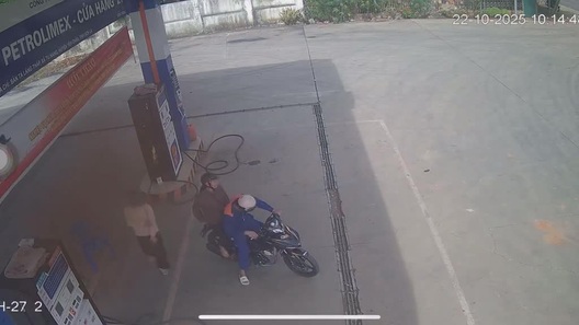 Chồng để quên vợ ở cây xăng, nam nhân viên hô hoán đuổi theo 8km