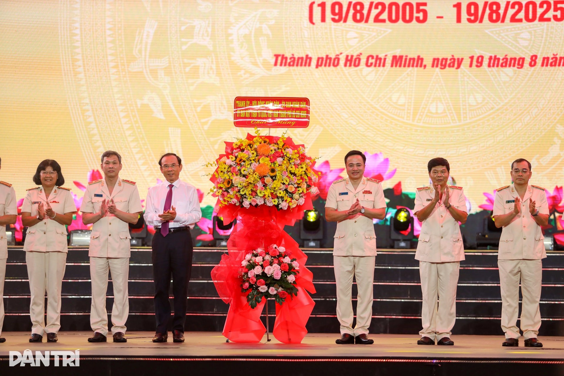 Trung tướng Mai Hoàng: Công an TPHCM tiếp nối tinh thần anh hùng cách mạng - 1 Trung tướng Mai Hoàng: Công an TPHCM tiếp nối tinh thần anh hùng cách mạng - 1