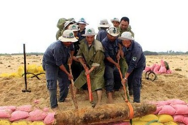 Phá hủy 2 quả bom nặng hơn 200kg