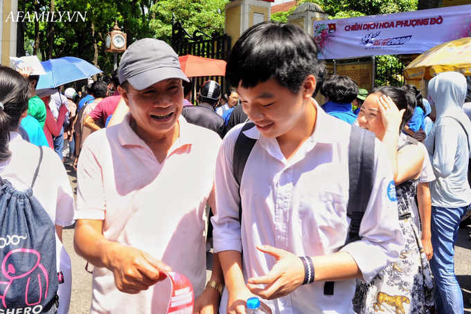 Phụ huynh và thí sinh tại trường có tỷ lệ chọi cao nhất Hà Nội cười hớn hở sau buổi thi Văn: Mừng quá, đề dễ hơn mọi năm! - Ảnh 4. Phụ huynh và thí sinh tại trường có tỷ lệ chọi cao nhất Hà Nội cười hớn hở sau buổi thi Văn: Mừng quá, đề dễ hơn mọi năm! - Ảnh 4.
