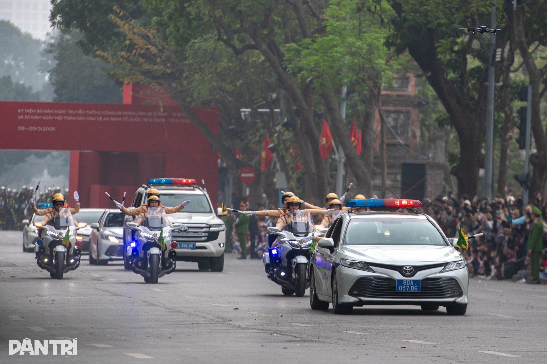 Cảnh sát biểu diễn khí công, đập vỡ đá tảng 100kg đè trên ngực - 10 Cảnh sát biểu diễn khí công, đập vỡ đá tảng 100kg đè trên ngực - 10