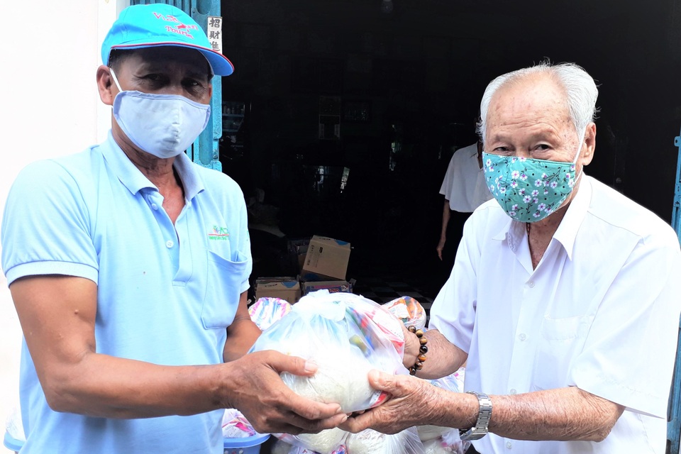 Cụ ông gần 100 tuổi mê từ thiện, người dân gọi là Ông Bụt - 2 Cụ ông gần 100 tuổi mê từ thiện, người dân gọi là Ông Bụt - 2