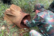 Xử lý quả bom trồi lên khỏi mặt đất trong khu dân cư