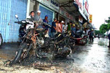 TPHCM: Sét đánh gây chập điện, làm cháy 4 xe máy