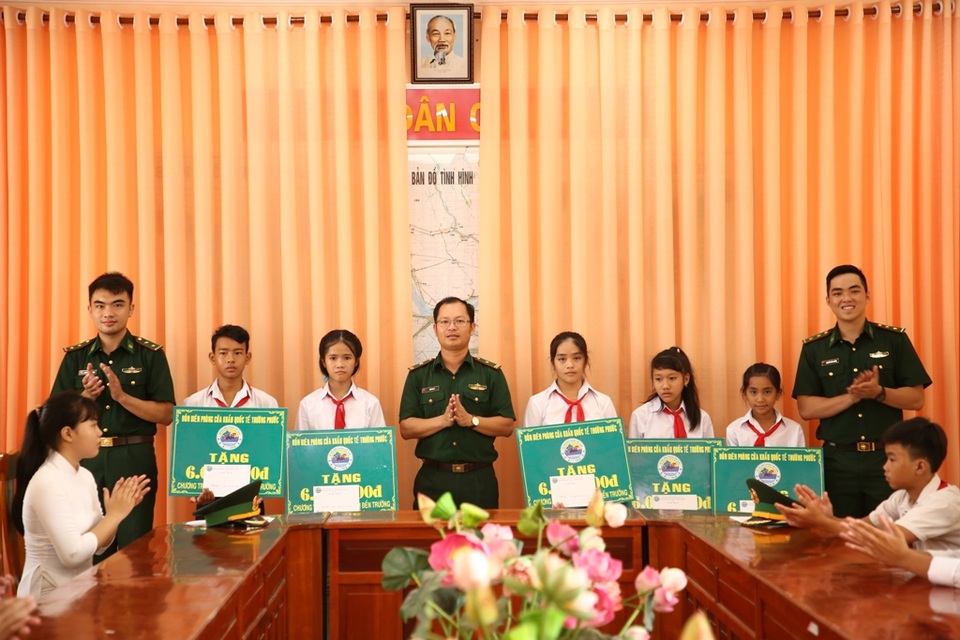 Bộ đội Biên phòng trao 42 suất học bổng cho học sinh nghèo biên giới - 1 Bộ đội Biên phòng trao 42 suất học bổng cho học sinh nghèo biên giới - 1