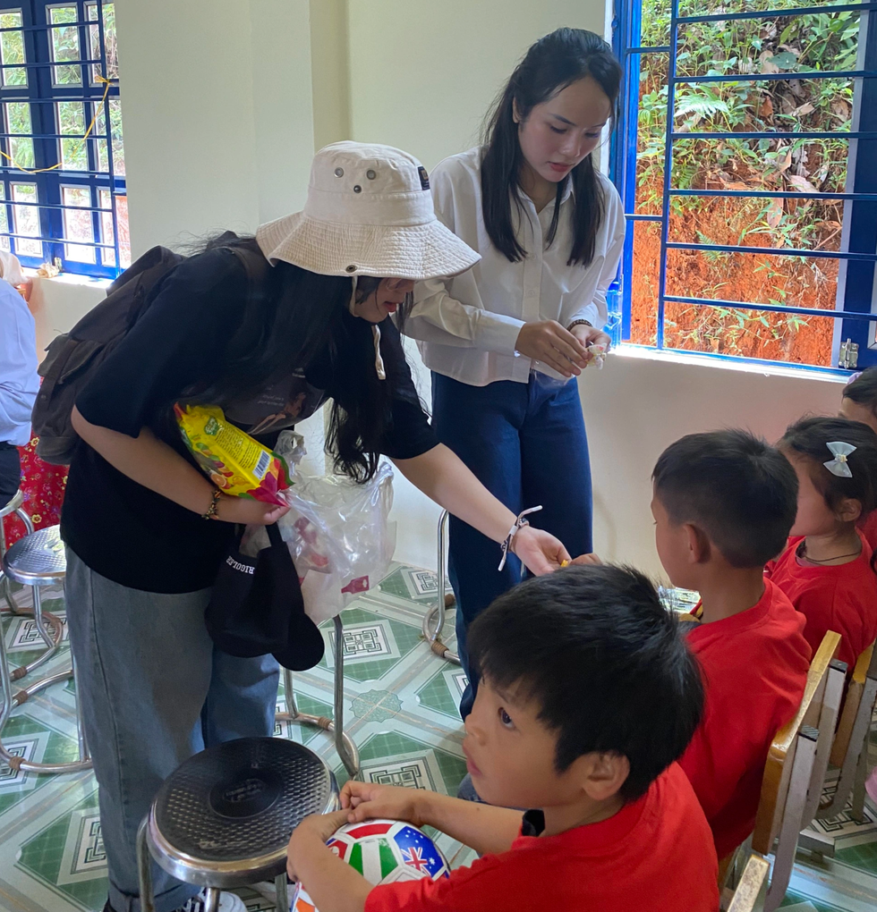 Nữ sinh dân tộc Khơ Mú miền núi Nghệ An giành học bổng 1 tỷ đồng - 8 Nữ sinh dân tộc Khơ Mú miền núi Nghệ An giành học bổng 1 tỷ đồng - 8