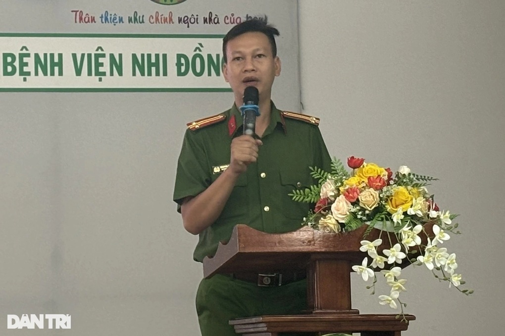Cuộc gọi khẩn lúc 23h giúp phát hiện bé gái bị mẹ ruột ép bán dâm - 3 Cuộc gọi khẩn lúc 23h giúp phát hiện bé gái bị mẹ ruột ép bán dâm - 3