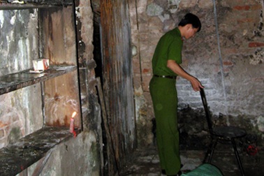 Hỏa hoạn trong đêm mưa, gần 20 người mắc kẹt trong căn nhà cổ