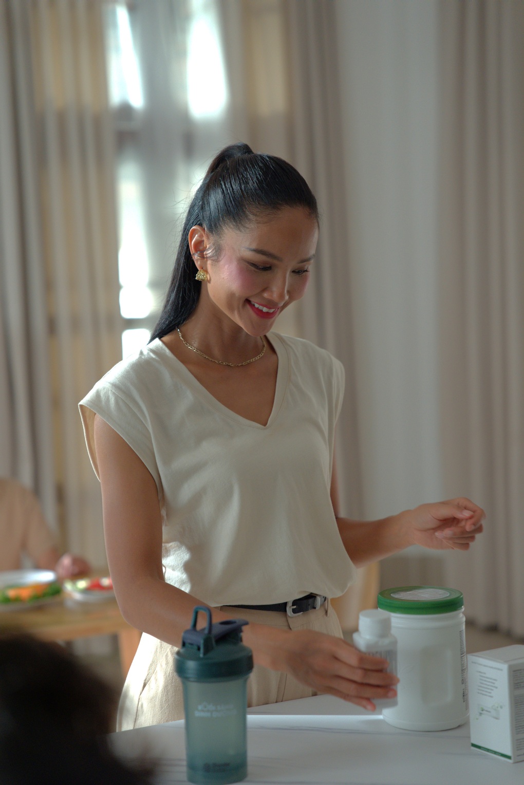 HHen Niê: Làm việc năng suất, hiệu quả nhờ thói quen lành mạnh mỗi sáng - 4 HHen Niê: Làm việc năng suất, hiệu quả nhờ thói quen lành mạnh mỗi sáng - 4
