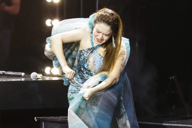 Làn Sóng Xanh 2023: "Chị đẹp" Thu Phương bất ngờ cắt váy khi đang biểu diễn