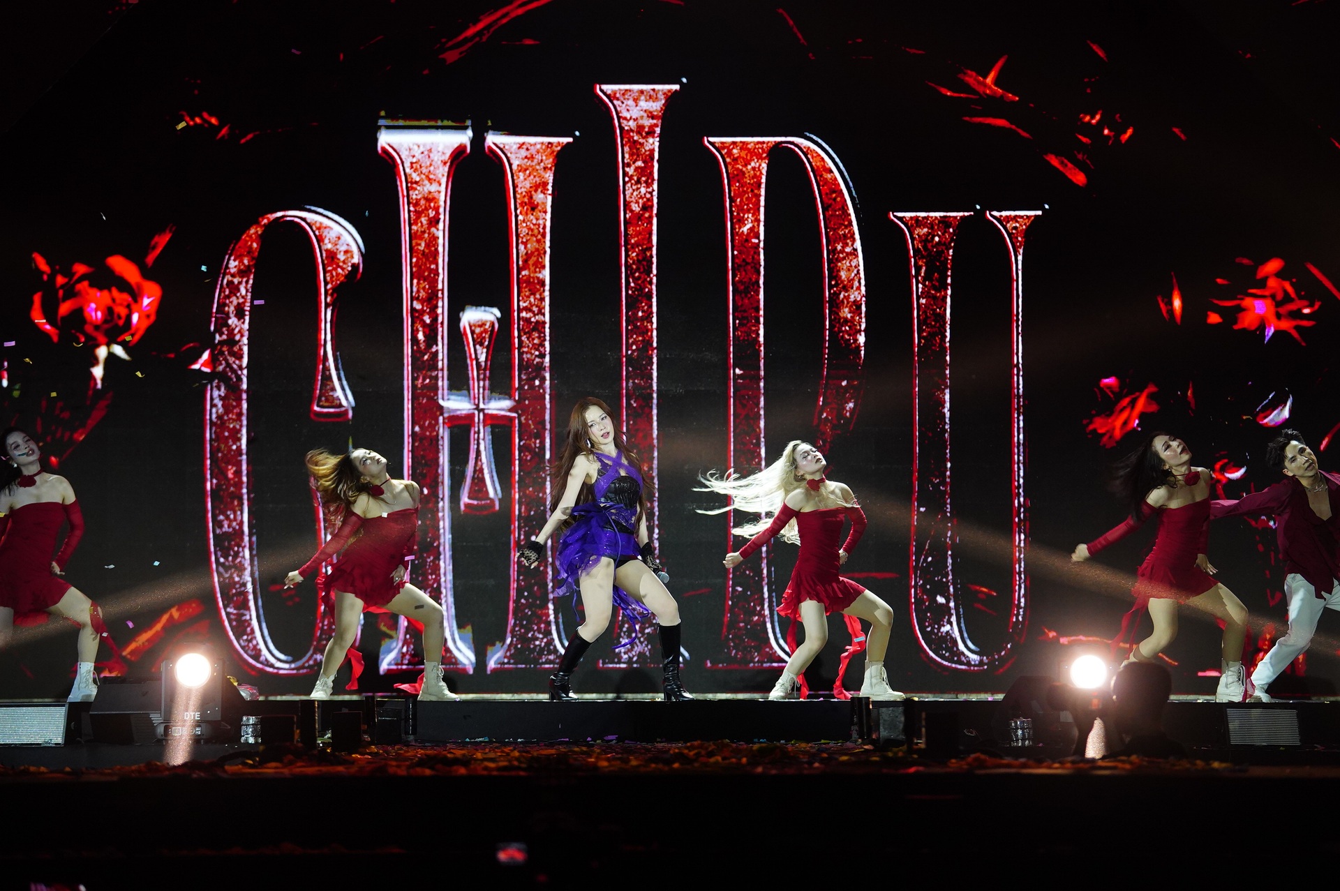 Chi Pu được khen tinh tế chỉ với một thay đổi nhỏ ở trang phục biểu diễn - 2 Chi Pu được khen tinh tế chỉ với một thay đổi nhỏ ở trang phục biểu diễn - 2