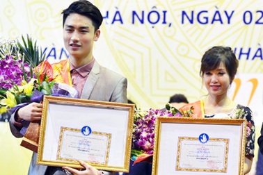 Cặp đôi trai tài gái sắc đăng quang "SV thanh lịch" ĐH Kinh tế quốc dân