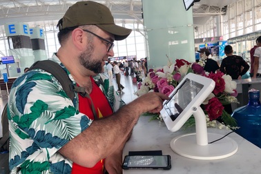 Hành khách “chấm điểm” sân bay Nội Bài qua máy tính bảng tại chỗ