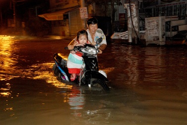 Người Sài Gòn dắt xe lội nước về nhà