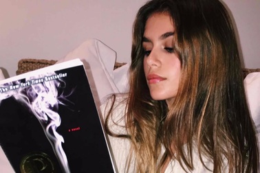 Gen Z quay lại đọc sách giấy, đổ xô đến thư viện: "Đọc sách thật gợi cảm"