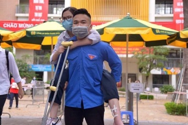 Tình nguyện viên nhiệt tình cõng thí sinh bị thương, che mưa cho thí sinh