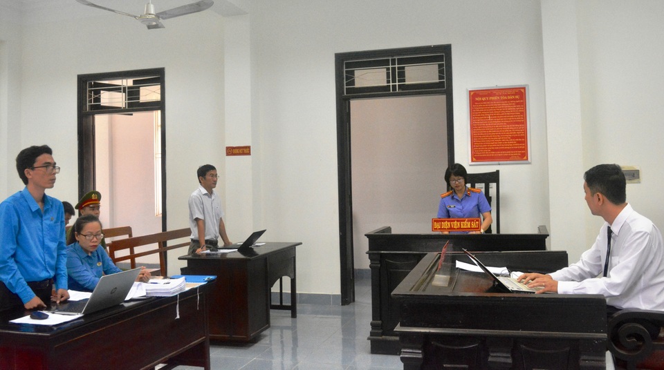 Gần 200 lao động thắng vụ kiện doanh nghiệp nợ hơn 6 tỷ đồng tiền lương, BHXH - 1 Gần 200 lao động thắng vụ kiện doanh nghiệp nợ hơn 6 tỷ đồng tiền lương, BHXH - 1
