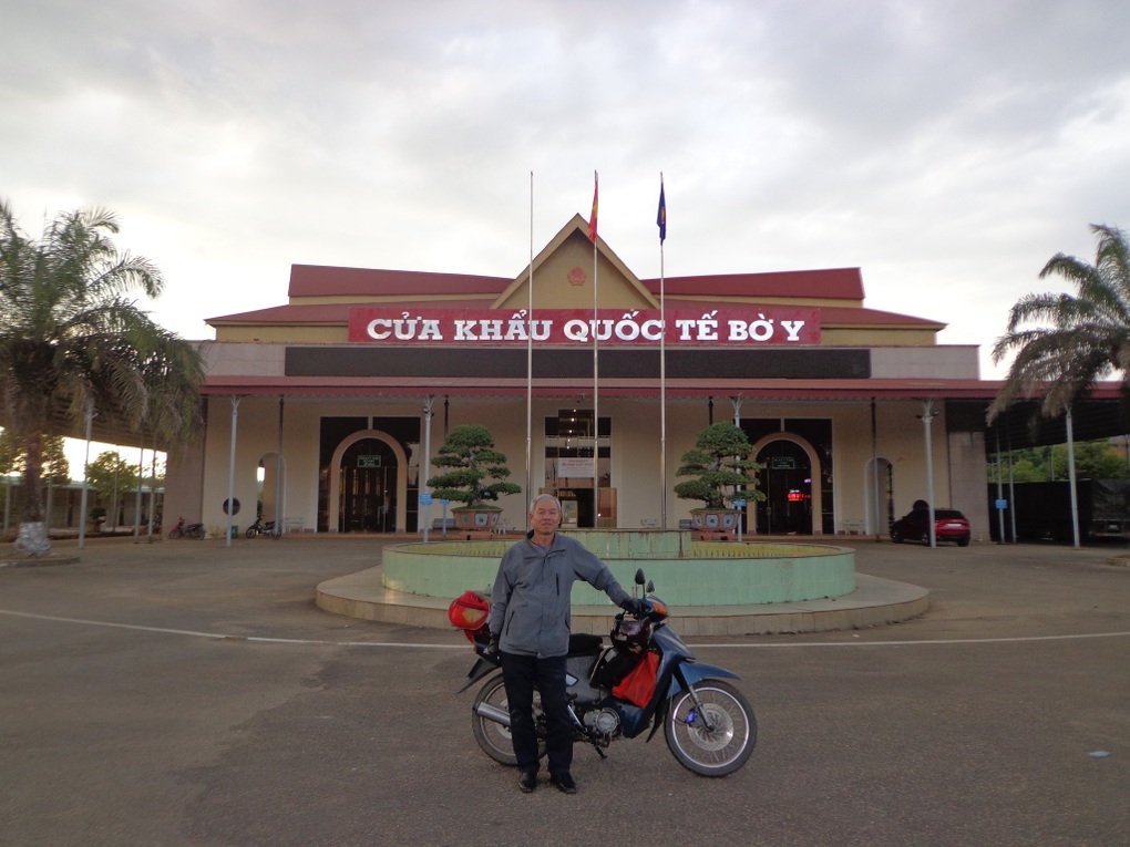 60-year-old man crosses Vietnam with old motorbike and 8 types of medicine every day - 1 Người đàn ông 60 tuổi xuyên Việt với xe máy cũ và 8 loại thuốc mỗi ngày - 1