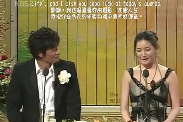 Lee Young Ae khóc trên sân khấu