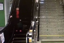 Clip triệu người xem: "Bà già chạy đua ngược chiều với thang máy"