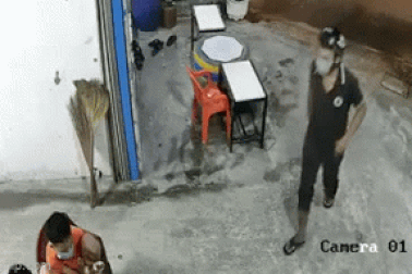 TPHCM: Thanh niên xịt hơi cay vào 3 trẻ nhỏ đang ngồi chơi, cướp điện thoại