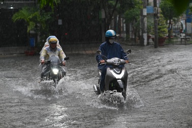 Người dân TPHCM đề phòng gió giật, mưa dông kèm lốc sét từ hôm nay