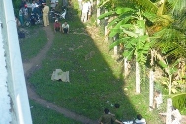 Tông xe tải, bị hất văng xuống dạ cầu tử vong