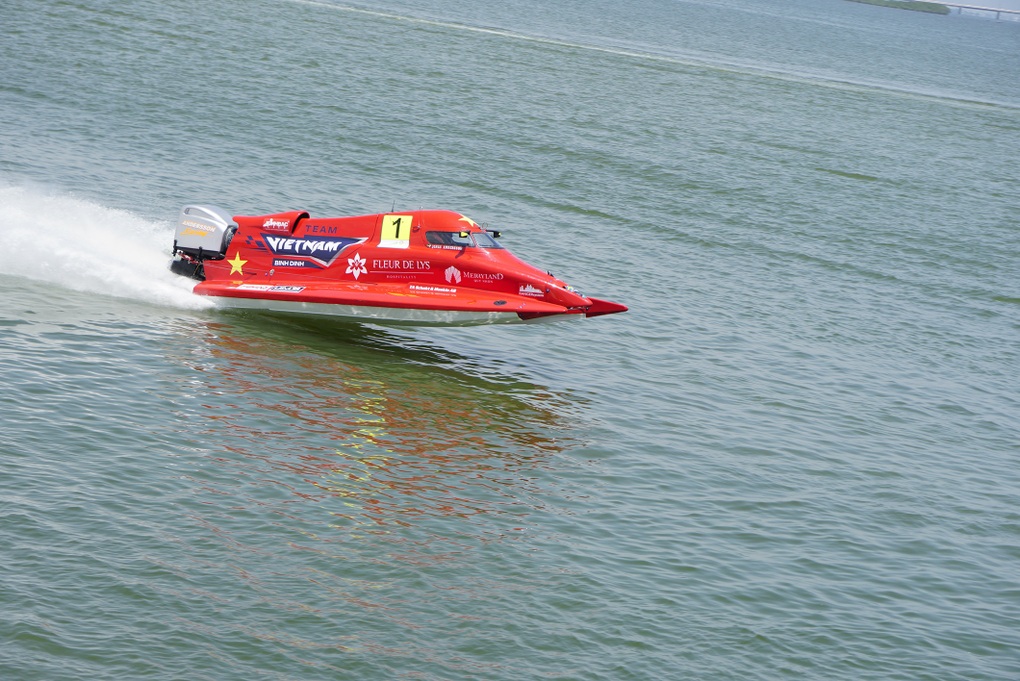 Cận cảnh siêu thuyền đua có thể đạt tốc độ lên 100 km/h chỉ trong 2 giây - 8 Cận cảnh siêu thuyền đua có thể đạt tốc độ lên 100 km/h chỉ trong 2 giây - 8