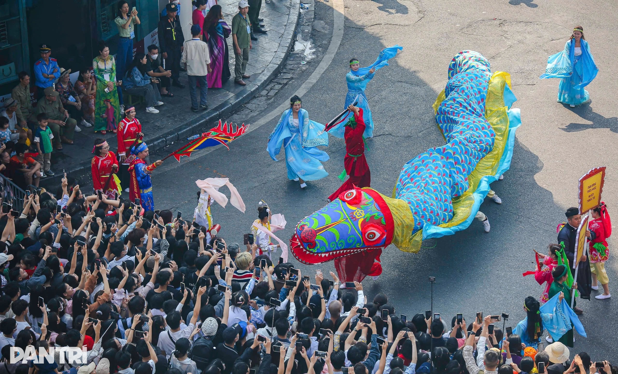 A atmosfera heroica recria o exército marchando para tomar a capital entre 1954 e 1959. Không khí hào hùng tái hiện đoàn quân tiến về tiếp quản Thủ đô năm 1954 - 19