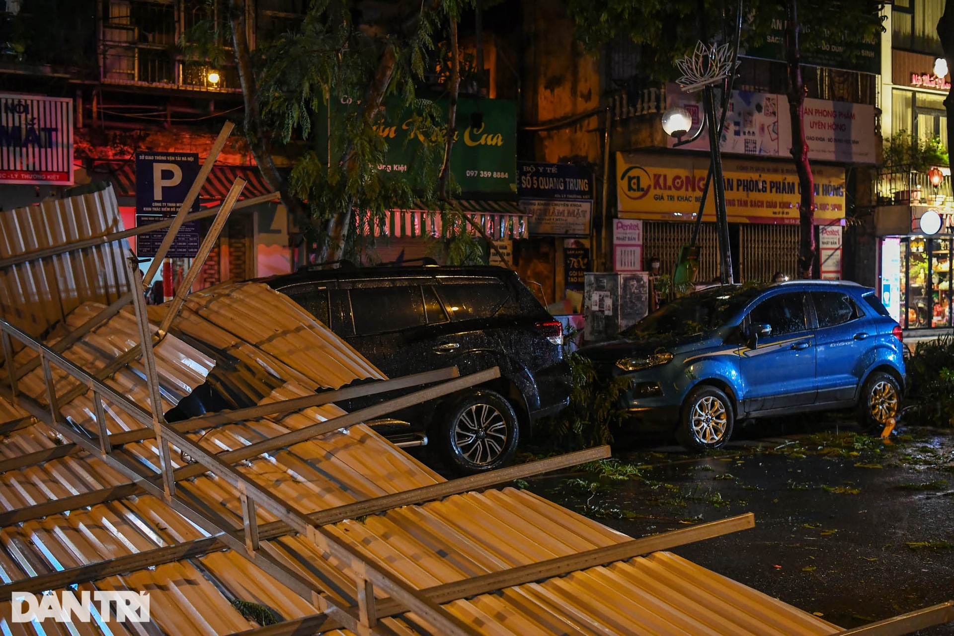 Giông lớn tại Hà Nội hất tung mái tôn 200 m2 trên phố, thiệt hại nhiều ôtô - 2 Giông lớn tại Hà Nội hất tung mái tôn 200 m2 trên phố, thiệt hại nhiều ôtô - 2
