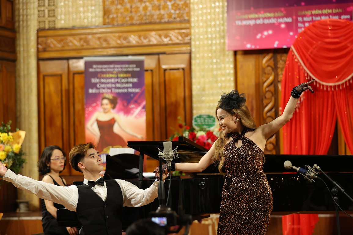 Nữ ca sĩ mang xẩm Thập ân xứ Nghệ lên sân khấu âm nhạc thính phòng - 2 Nữ ca sĩ mang xẩm Thập ân xứ Nghệ lên sân khấu âm nhạc thính phòng - 2