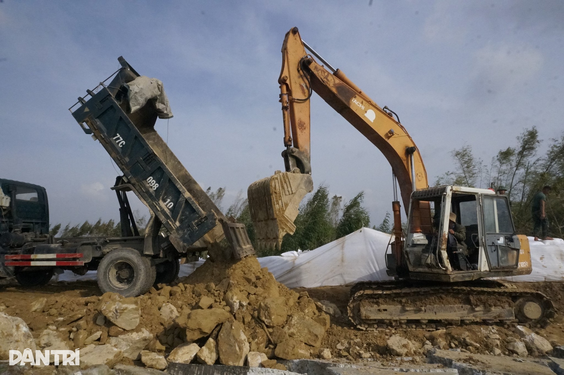 Bộ đội khẩn trương nối 2 đoạn đê vỡ, ứng phó bão Koto - 10