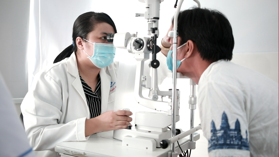 Trao cơ hội khám và mổ mắt miễn phí cho bà con vùng sâu vùng xa - 3 Trao cơ hội khám và mổ mắt miễn phí cho bà con vùng sâu vùng xa - 3
