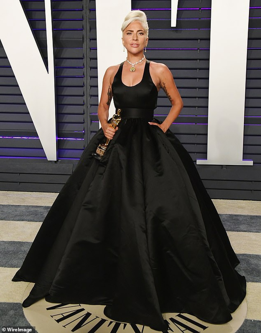 Lady Gaga đeo khăn choàng kết từ những tờ... 100 USD - 2