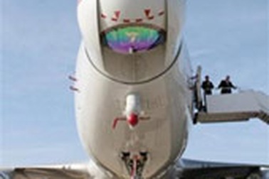 Mỹ “khoe” máy bay trang bị súng bắn laser