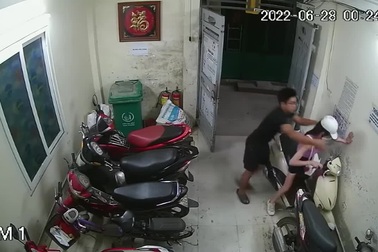 Cô gái trẻ bị kẻ biến thái sàm sỡ khi đang cất xe máy