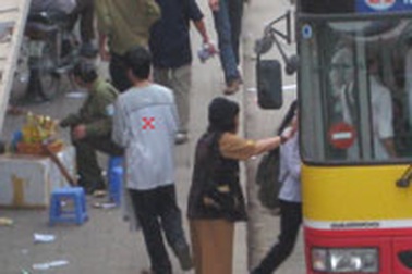 Báo động nạn móc túi ở điểm chờ xe buýt