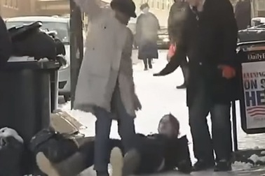 Clip vui: Những pha “vồ ếch” bất đắc dĩ trên băng