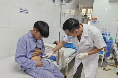 Từ chấm nhỏ đổi màu ở vùng bụng, thanh niên trẻ phát hiện bệnh phong