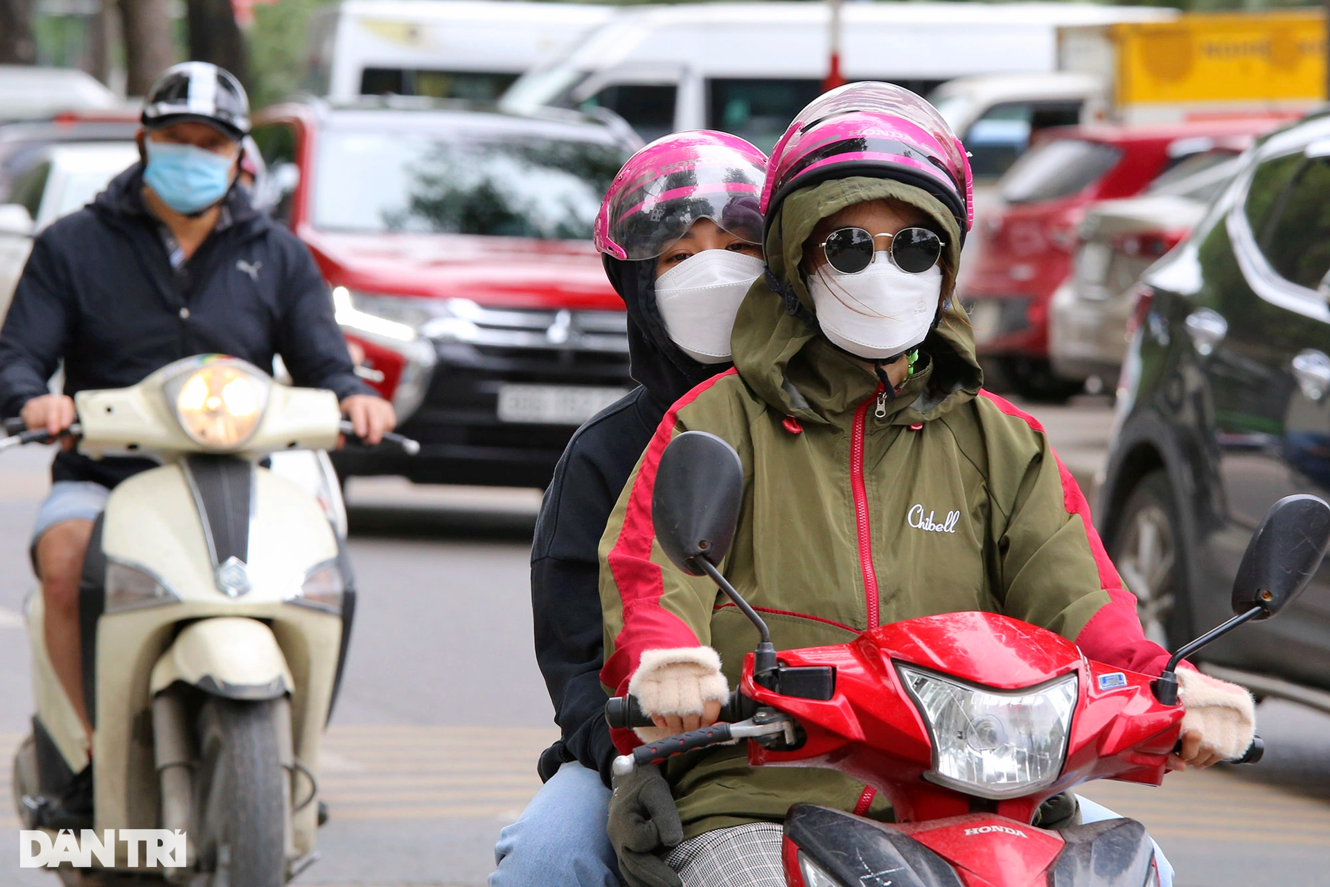 Người dân mặc áo phao ra đường giữa tháng 5 mùa hoa phượng nở đỏ rực - 4