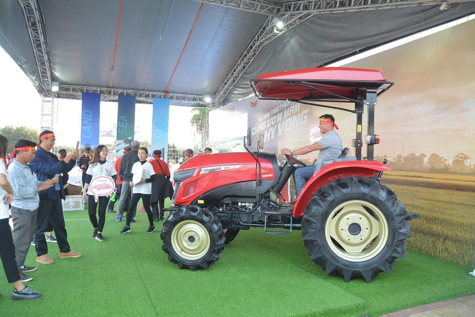 Yanmar mở gian hàng nhà tài trợ cổ vũ bóng đá trận đấu Việt Nam - Thái Lan - 7 Yanmar mở gian hàng nhà tài trợ cổ vũ bóng đá trận đấu Việt Nam - Thái Lan - 7