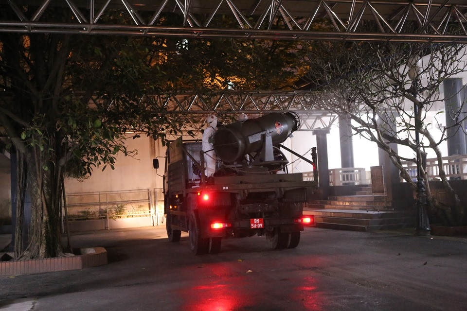 Phun khử trùng Bạch Mai: Đảm bảo chiến sĩ không mang mầm bệnh về đơn vị - 1