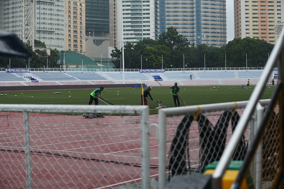 Sân Rizal Memorial ngập nước trước trận đấu U22 Việt Nam gặp U22 Singapore - 6 Sân Rizal Memorial ngập nước trước trận đấu U22 Việt Nam gặp U22 Singapore - 6