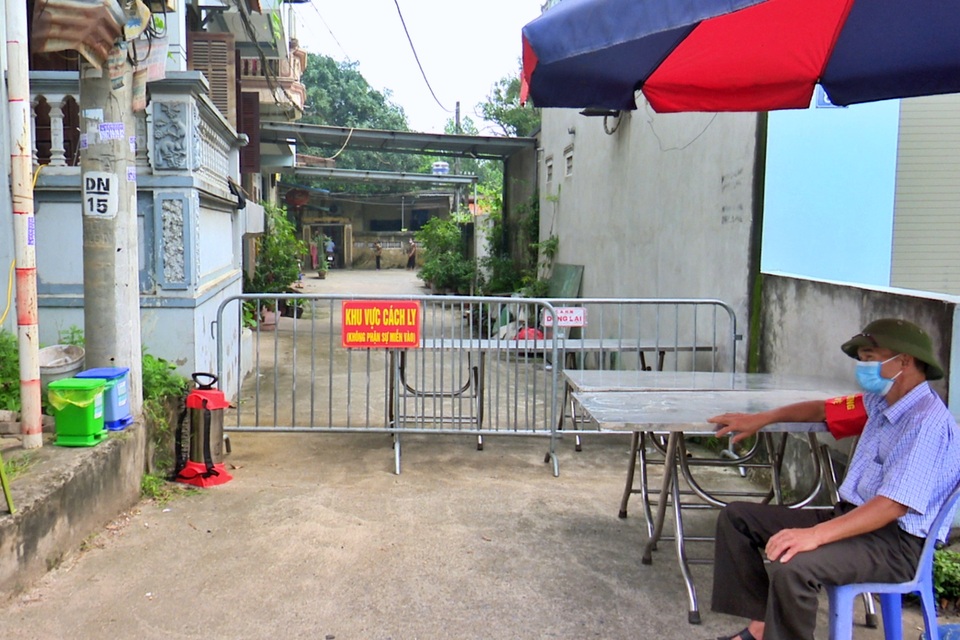 Hà Nội: Vì sao chưa cách ly xã hội toàn bộ xã Việt Hùng? - 1 Hà Nội: Vì sao chưa cách ly xã hội toàn bộ xã Việt Hùng? - 1