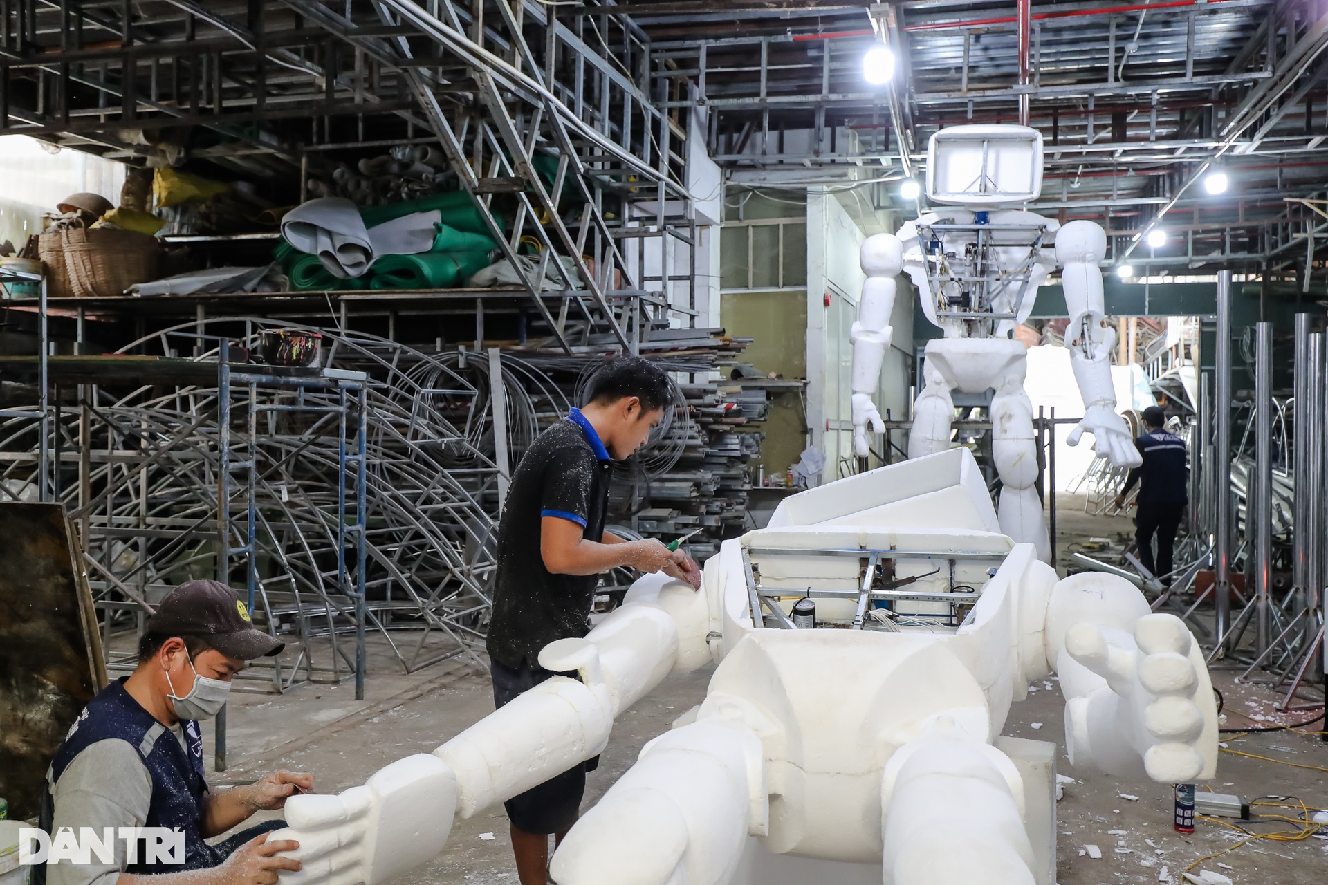 Cận cảnh linh vật rắn khổng lồ ở đường hoa Nguyễn Huệ - 9 Cận cảnh linh vật rắn khổng lồ ở đường hoa Nguyễn Huệ - 9