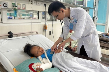 Chơi đùa với bạn, bé gái ngã khiến lách vỡ thành nhiều mảnh