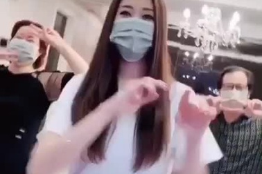 Khánh Vân và bố mẹ nhảy theo "Vũ điệu rửa tay"